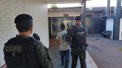 Detento levado para a Depac em Dourados (Foto: Adilson Domingos)