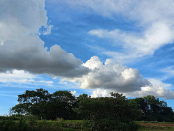 Nuvens carregadas em Dourados (Foto: Dourados Informa)