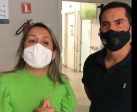 Lia Nogueira e Diogo Castilho em live para criticar saúde pública; ontem eles furaram a fila para beneficiar assessora (Reprodução)