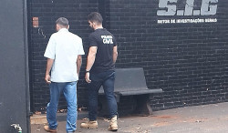 Homem que matou amigo a golpes de machadinha se apresenta na delegacia