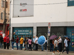 Na média nacional, salários tiveram redução de 1% no mês passado (Foto: Agência Brasil)