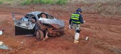 Carro completamente destruído depois do acidente (Foto: Adilson Domingos)