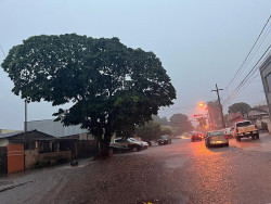 Chuva de meia hora acumula 30 milímetros e alaga ruas em Dourados