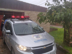Equipes da Polícia Militar, Polícia Civil e da GCMFron (Guarda Civil Municipal Fronteira) estão no local onde homem foi executado (Foto: Divulgação)