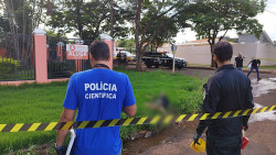 Jovem morto em bairro de alto padrão em Dourados (Foto: Adilson Domingos)