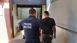 Acusado levado para Depac em Dourados (Foto: Adilson Domingos)