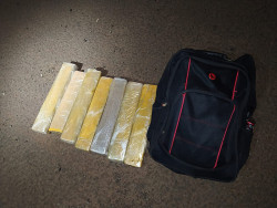 Apreendidos 7 tabletes de substância análoga à maconha, que totalizou 6,8 quilos (Foto: Assessoria PMR)