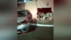 Motorista foge de policiais, perde controle e bate carro em muro na Capital