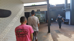 Dois são autuados por tráfico de drogas dentro da prisão