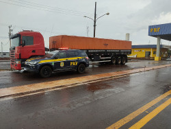 PRF localiza carreta roubada em Ponta Porã e resgata motorista em SP