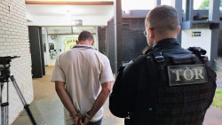 Jovem sendo levado para Depac em Dourados (Foto: Adilson Domingos)