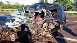 Carros batem de frente e motoristas morrem na fronteira