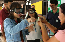 Para simular uma pessoa bêbada, a Diretoria de Educação de Trânsito conta com dois pares de óculos de realidade virtual (Foto: Assessoria)