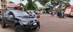Carro tomba após colisão no cruzamento da Oliveira Marques com Mato Grosso