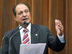 Zé Teixeira intercede por melhorias na iluminação de estádio em Itaporã