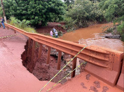 Temporal arranca asfalto e ponte é interditada na fronteira