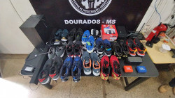 Polícia espera donos de produtos apreendidos com estelionatário