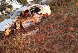 Homem morre e 4 ficam feridos em acidente entre carro e caminhonete