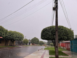Chove em Dourados em dia de alerta do Inmet sobre tempestade