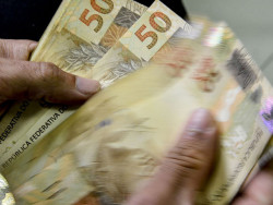 Auxílio Gás também será pago hoje a inscritos no CadÚnico (Foto: Agência Brasil)