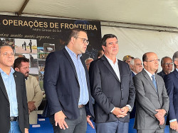Governador Eduardo Riedel ao centro com vice-governador Barbosinha e prefeito Alan Guedes (Foto: Dourados Informa)
