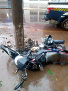Jovem perdeu o controle da moto e acabou batendo no poste (Foto: Adilson Domingos)