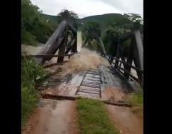 Veja as imagens: rio leva ponte de madeira em Bonito