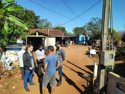 Policiais conversam com vizinhos do açougueiro morto em Indápolis (Imagem: Adilson Domingos)