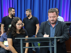 Aprovados em concurso tomaram posse na Câmara de Dourados