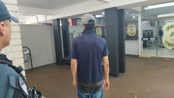 Jovem é preso com droga após tentar fugir da PM