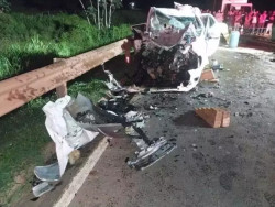 Veículo destruído no acidente que matou quatro mulheres (Foto: Campo Grande News)