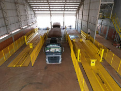 Carreta bitrem com grãos chega a entreposto da Coamo, onde ocorreu explosão (Foto: Divulgação)