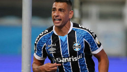 Artilheiro da Goleada do Grêmio, Diego Souza leva a bola da partida para casa