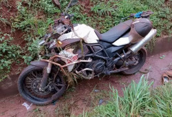 Moto conduzida pelo douradense que morreu no acidente (Foto: Portal Catve)