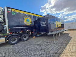 Carreta da Polícia Rodoviária Federal (PRF), equipada com um auditório e estrutura de som e imagem (Foto: Assessoria)