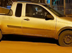 Veículo alvejado pelos tiros que mataram Julio Cesar (Foto: Campo Grande News)