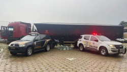 Caminhão apreendido com drogas em São Paulo (Foto: G1)