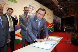 Vander repete Soraya e Trutis com Bolsonaro e vai à China com Lula