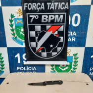 Faca usada pelo homem para atacar os policiais (Foto: Divulgação0