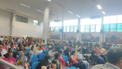 Professores lotam Câmara para protestar contra projeto de Alan Guedes