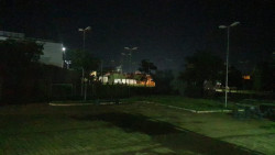 Praça teve os fios roubados em Dourados (Foto: Assecom)