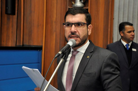 O deputado Jamilson Name durante discurso na AL (Imagem: Luciana Nassar/Divulgação)
