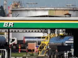 Com redução, valor passa de R$ 4,02 para R$ 3,84 por litro (Foto: Agência Brasil)