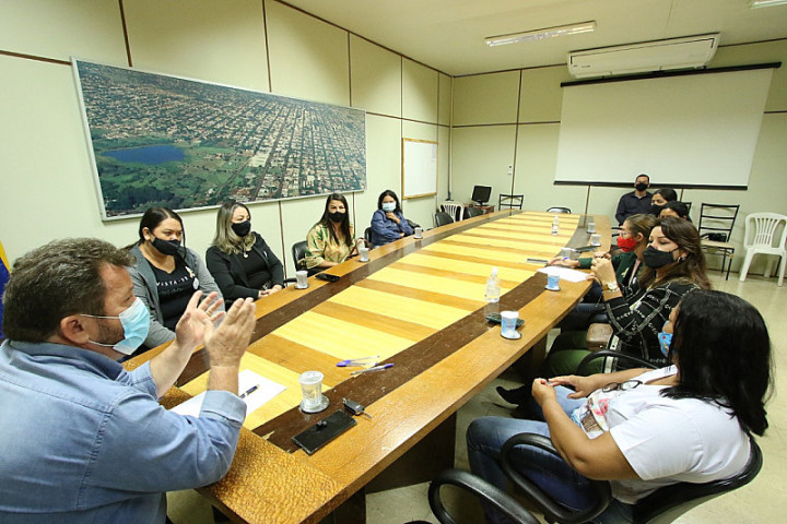 Laudir com agentes comunitários de saúde, hoje na Câmara (Imagem: Valdenir Rodrigues)