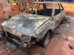 Carro incendiado pela mulher em Ivinhema (Foto: Ivinotícias)