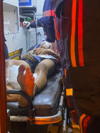 Homem sendo atendido em Dourados (Foto: Nelson Gabiatti)