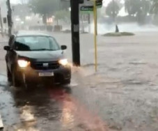 Temporal alaga centro de Dourados e carro anda na calçada
