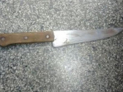 Mulher esfaqueia marido após ser agredida, ele ficou com as vísceras expostas