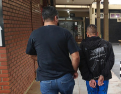 Preso por tráfico é conduzido por agente do SIG (Imagem: Adilson Domingos)