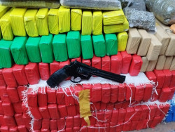 Material apreendido pela Polícia Militar (Foto: Adilson Domingos)